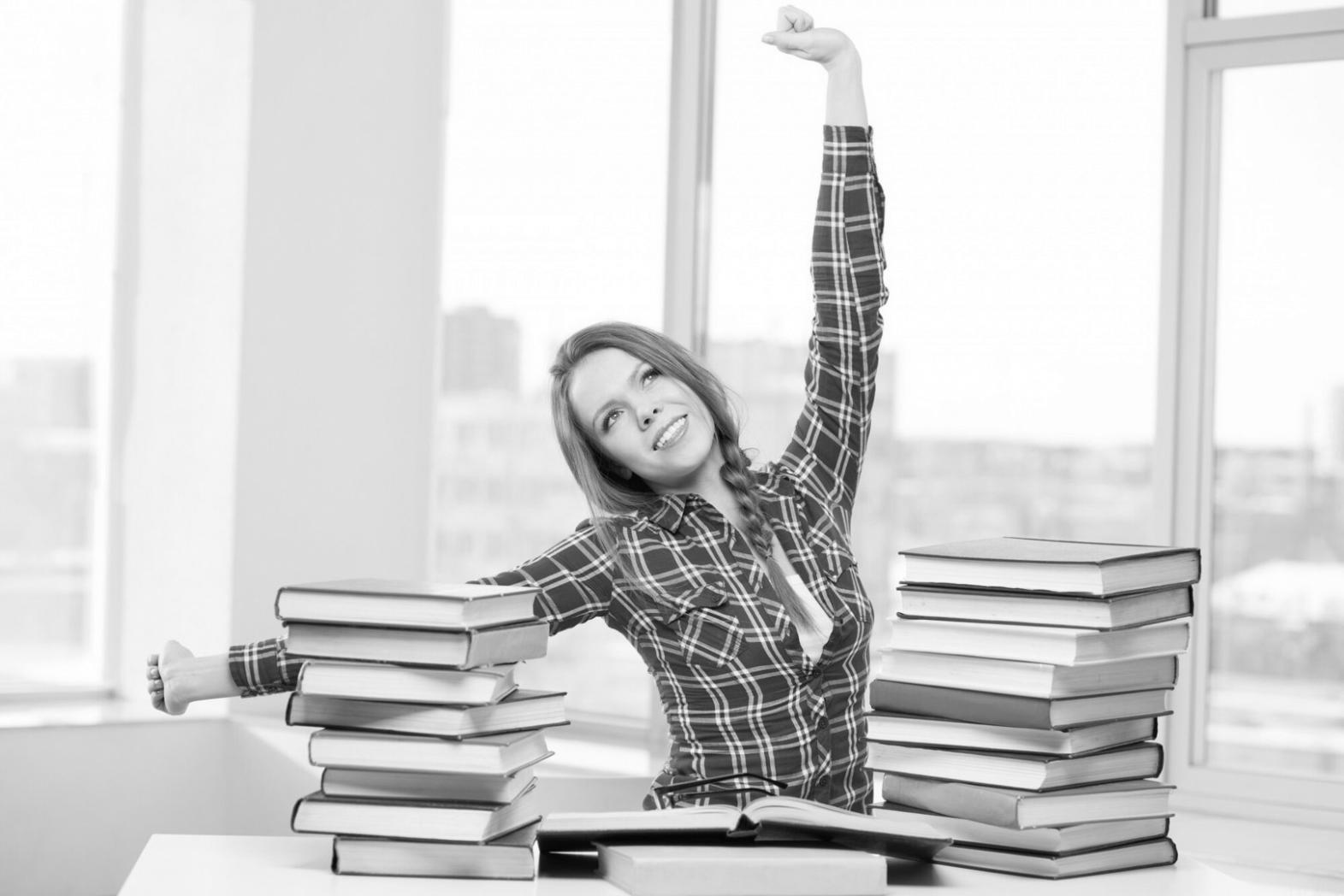 Estudiante trabajando en análisis financiero con documentos y gráficos